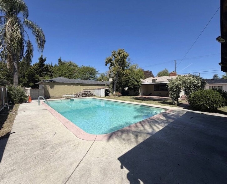 Building Photo - 13422 Oxnard St