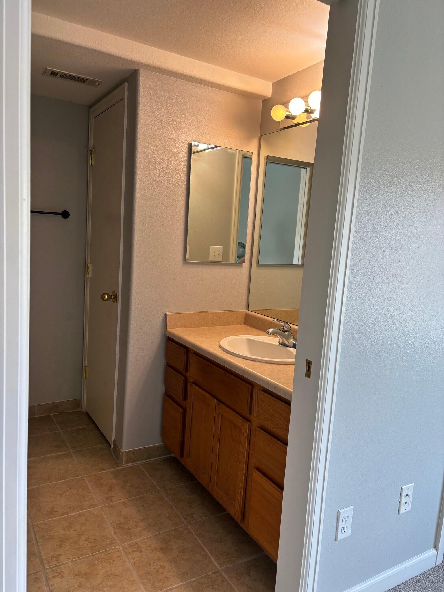 Master en-suite bathroom - 788 Castle Valley Blvd