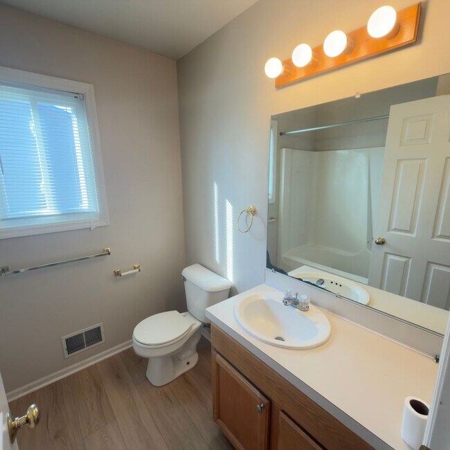 Building Photo - 3 Bedroom Duplex in Rockford!