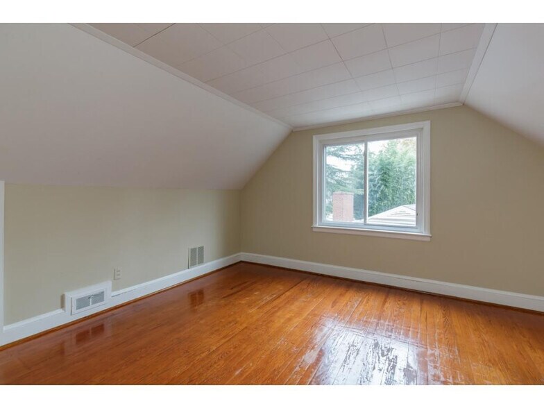 Building Photo - 147 Tarleton Ave