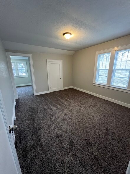 Building Photo - 1944 Oakwood Ave NE