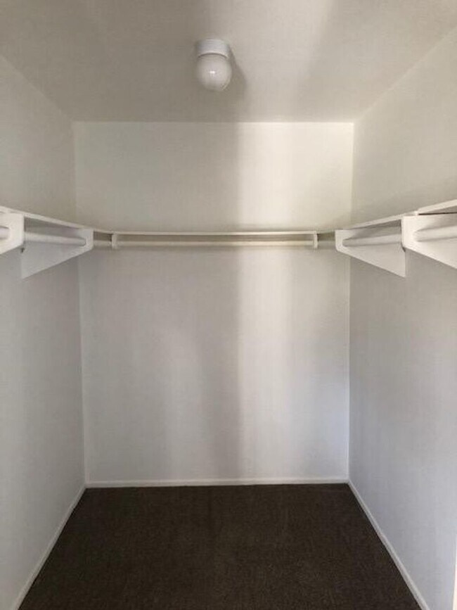 Building Photo - Oak View- Spacious Three Bedroom + Office Space