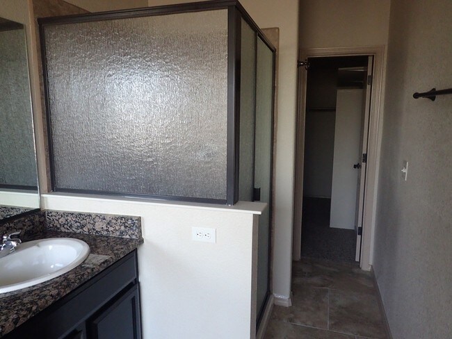 Building Photo - 13836 Hollywood Dr