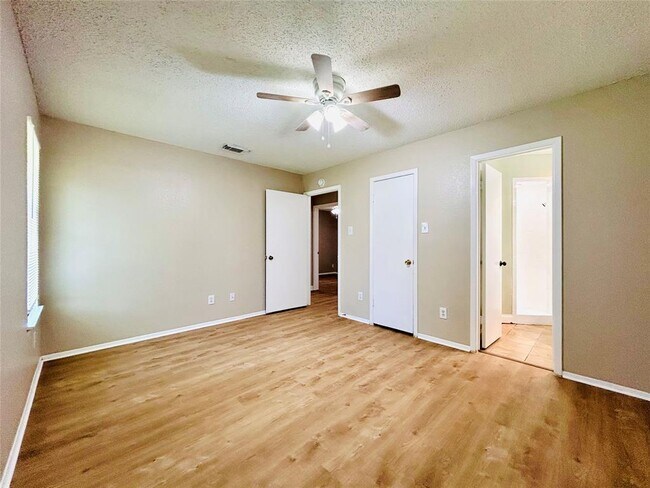 Building Photo - 12300 Deer Falls Dr