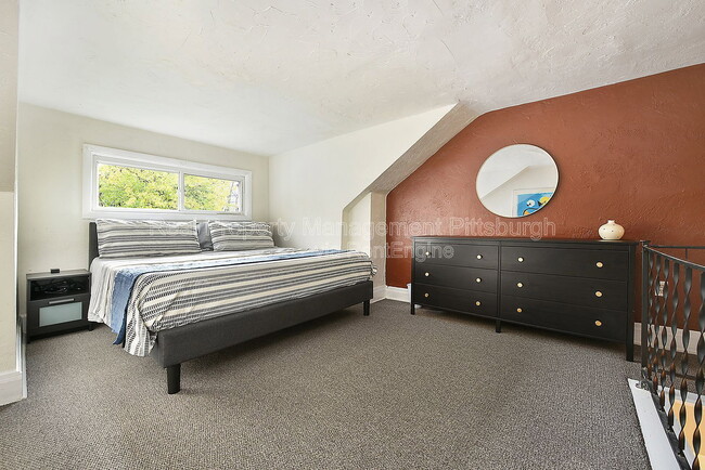 Building Photo - 320 Greenfield Ave