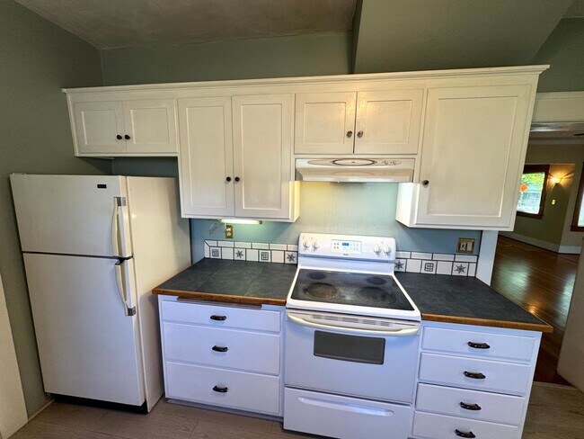 Building Photo - 4 Bedroom House Near Downtown Eugene