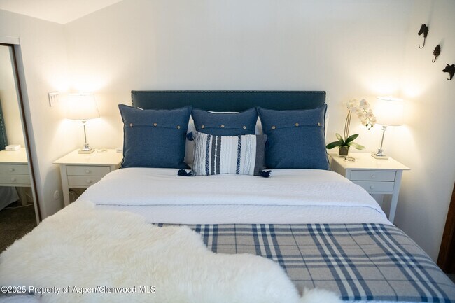 Building Photo - 700 S Monarch St