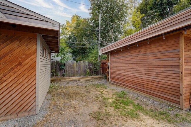 Building Photo - 413 Caroline St