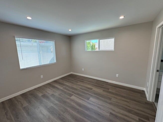 Building Photo - Modern-Brand New back house