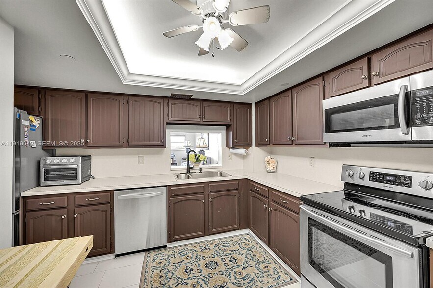 Building Photo - 3200 Port Royale Dr N