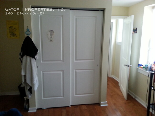 Building Photo - Large Bi-Level 2 Bedroom Apartment!