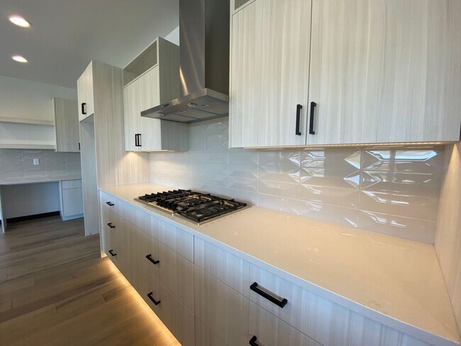 Building Photo - Close to Micron, 3 Bedroom 3 bath w/ a Million Dollar View!
