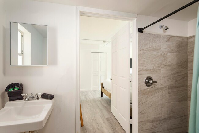 Building Photo - 1020 N Riverside Dr