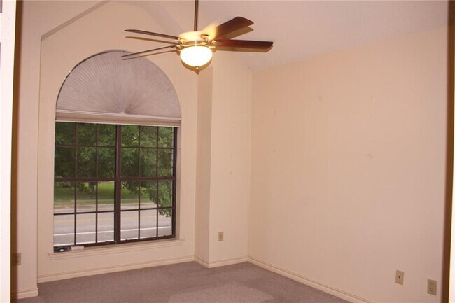 Building Photo - 2141 Surrender Ave