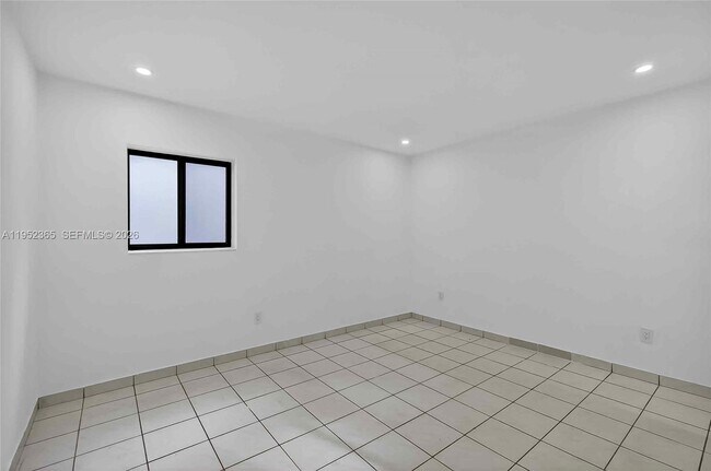 Building Photo - 524 NE 160th Terrace