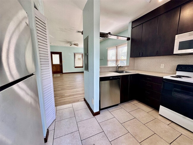 Building Photo - 11 SW 11th Ave