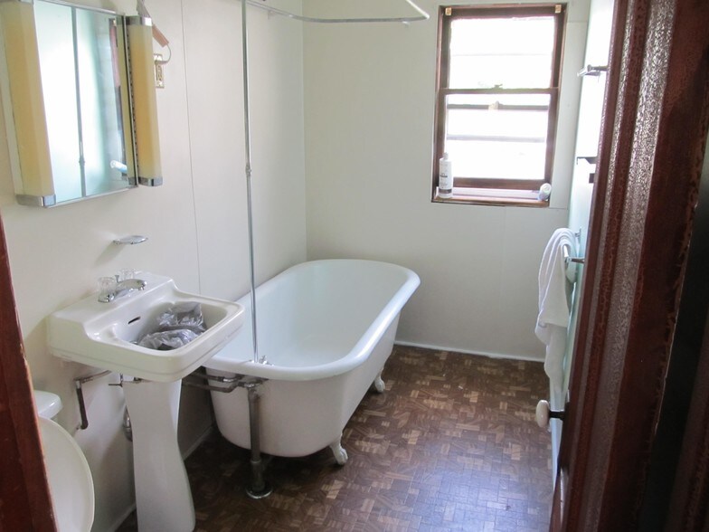 bath - 132 N Winooski Ave