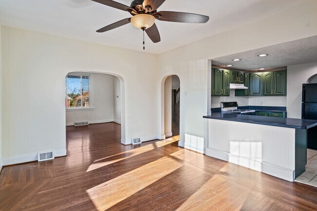 Building Photo - 5 bed 1 bath - newly updated, tons of space, central air, off street parking, laundry