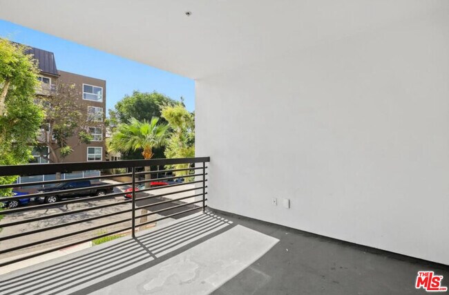 Building Photo - 1283 Havenhurst Dr