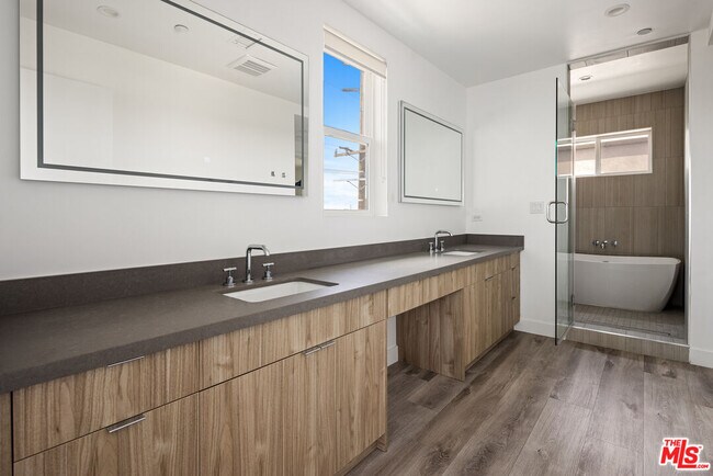 Building Photo - 4916 1/2 S Centinela Ave