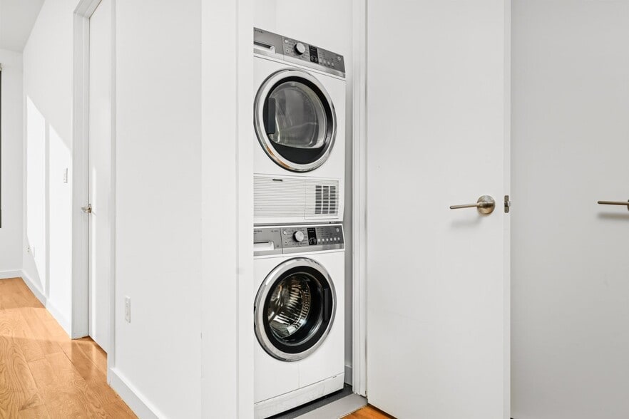 Building Photo - 123 Melrose St