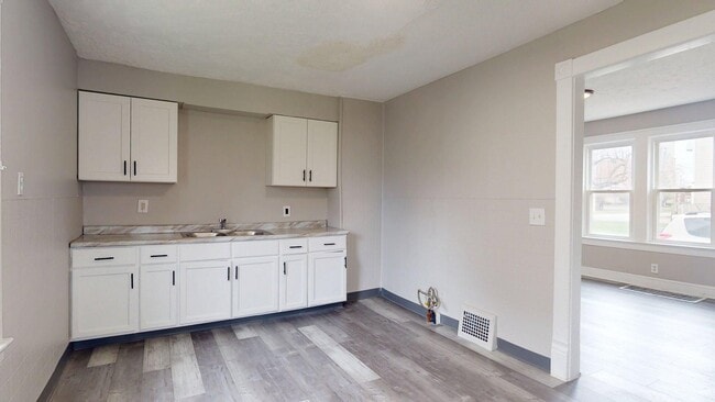 Building Photo - Lorain 2 Bedroom Single Family Home