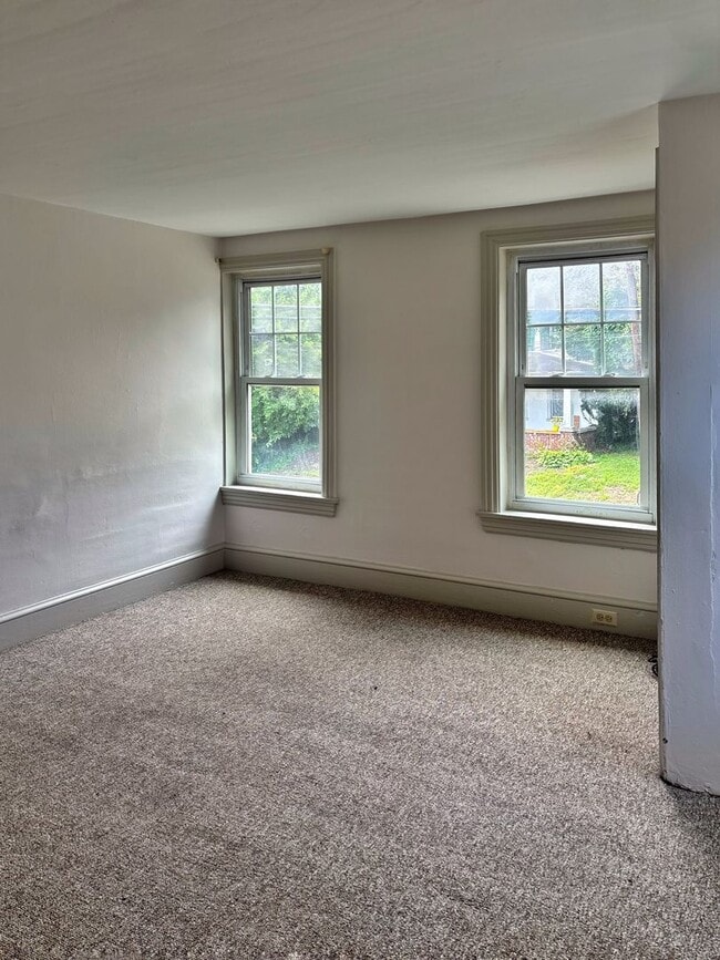 Building Photo - 3 bed 1.5 bathroom apartment in Harleysvil...