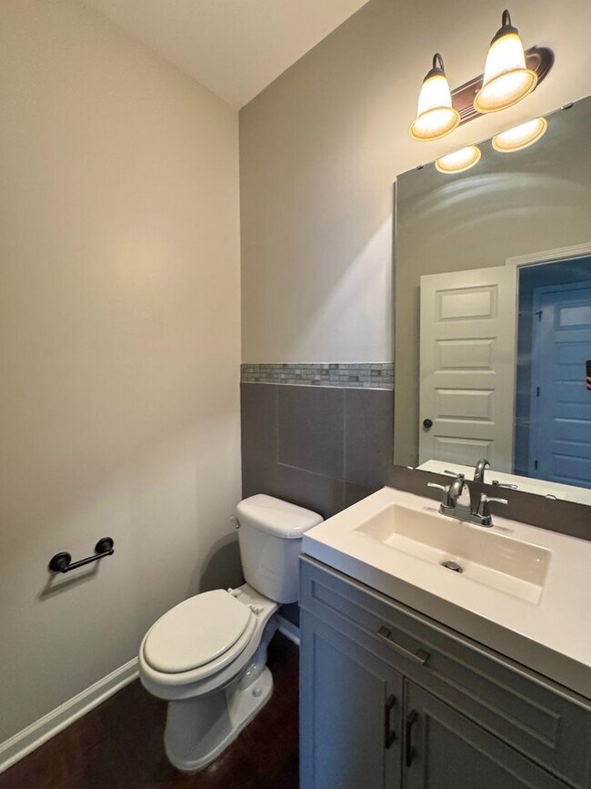 Building Photo - Spacious 4 Bed 2.5 Bath Fayetteville Home