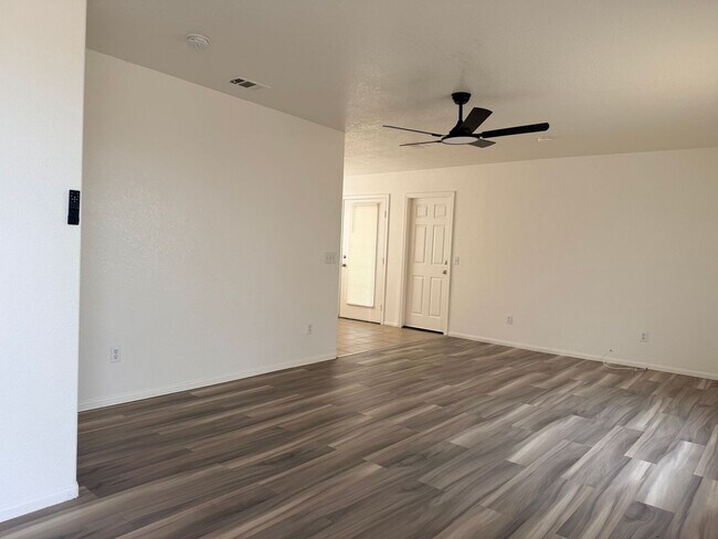 Building Photo - 9236 Peach Ave