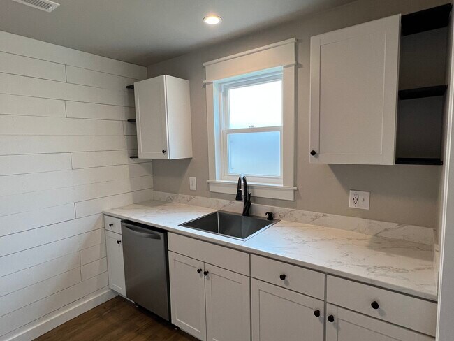 KITCHEN WOTH CUSTOM BUILT RANGE HOOD - 209 Roe St