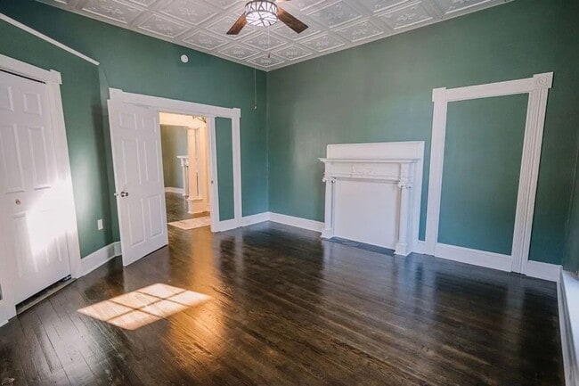 Building Photo - Newly Renovated & Spacious 4bed/2bath