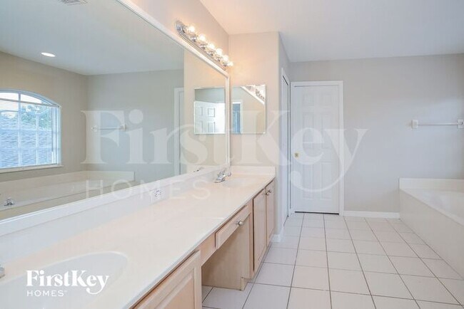 Building Photo - 1660 The Oaks Blvd