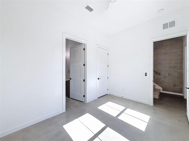 Building Photo - 1302 E Kay St