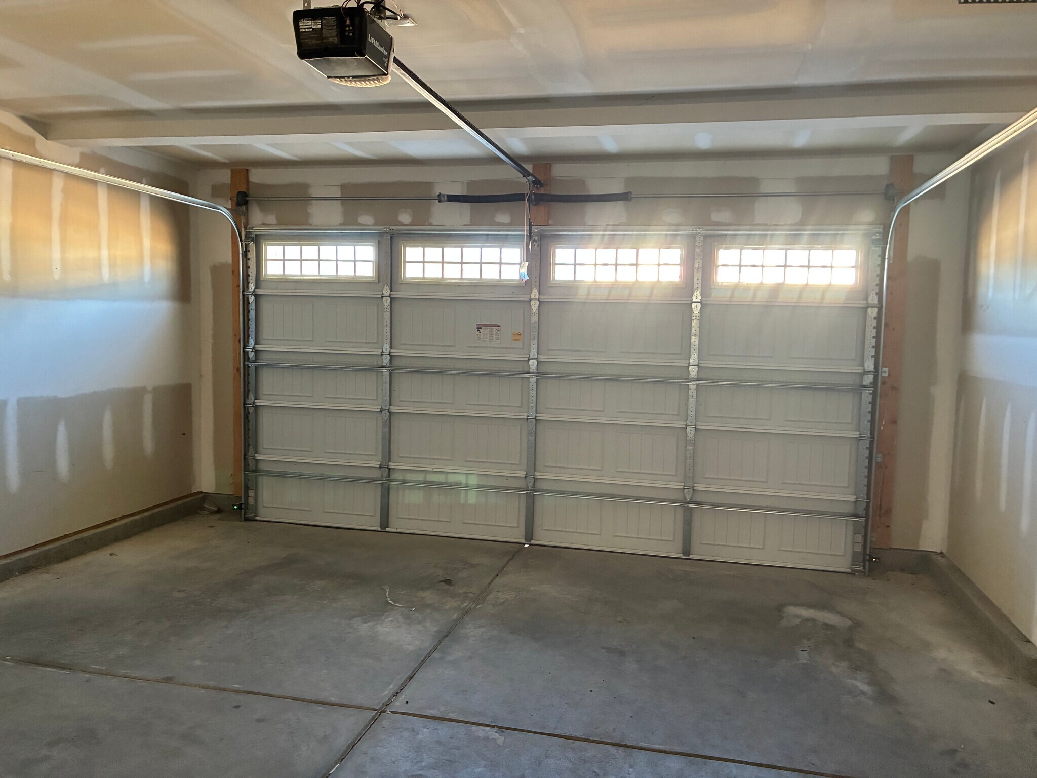 Building Photo - Room in House on Hopper Cir