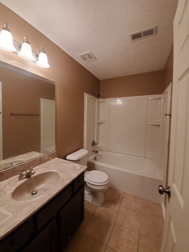 Building Photo - 5 Bedrooms 3 Bathroom Split Foyer
