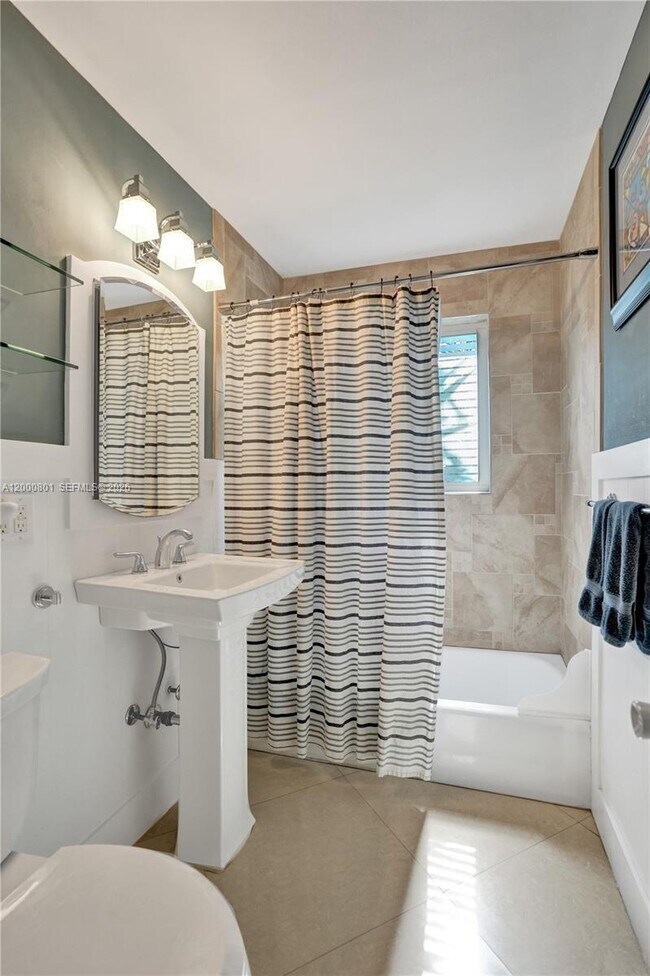 Building Photo - 417 NE 29th St