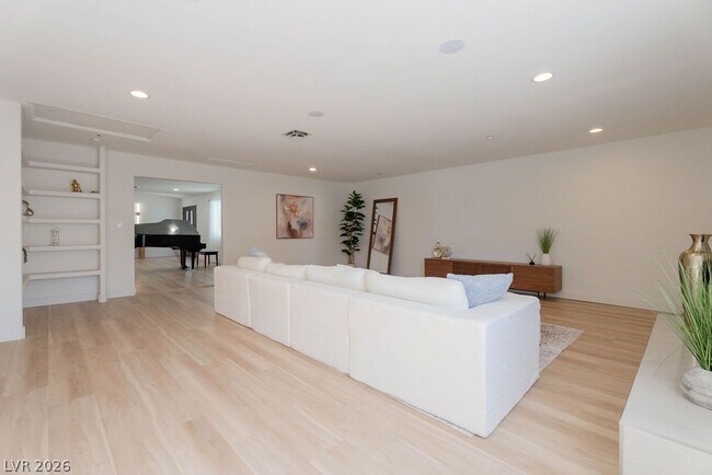 Building Photo - 2106 W Oakey Blvd