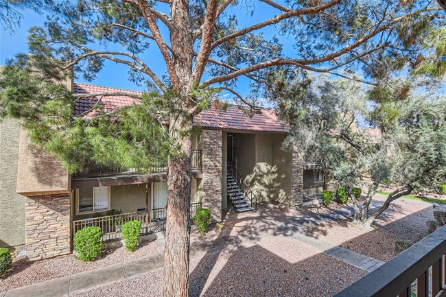 Building Photo - QUALITY DESIGNER Remodeled Condo in a Guar...