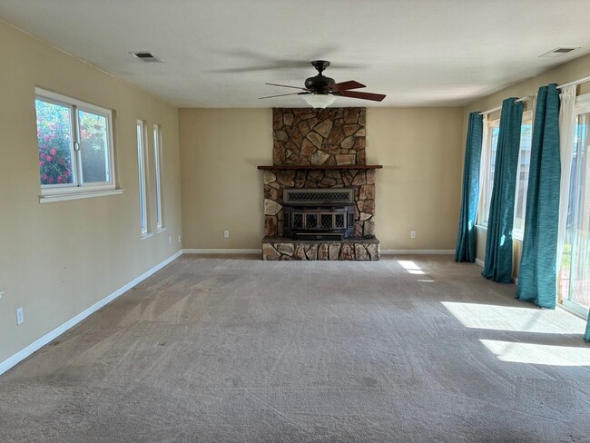 Building Photo - 3236 Rosemont Dr