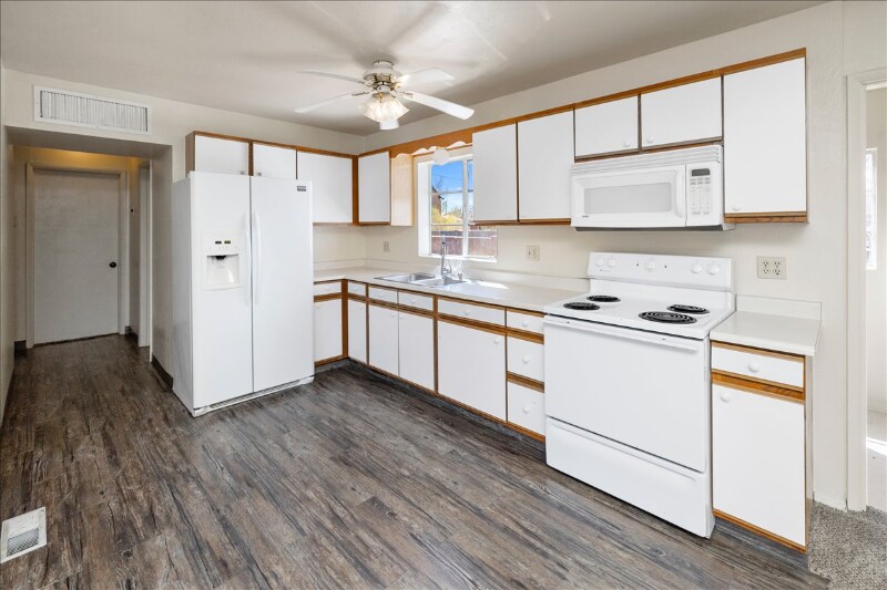 Building Photo - 8849 Len Ct