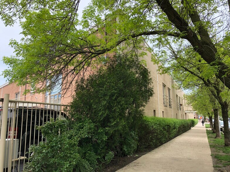 Building Photo - 1100 W Cornelia Ave