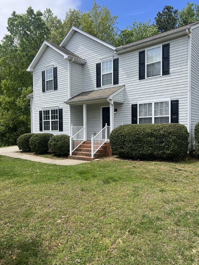 Building Photo - Spacious 6-Bedroom Home with 3 Bathrooms i...