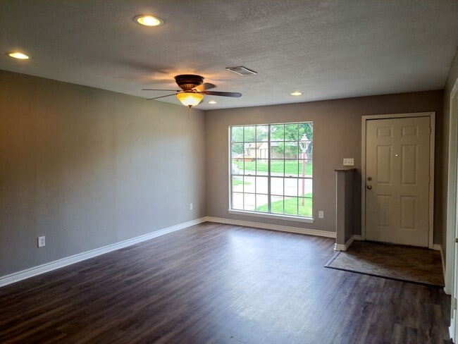 Building Photo - 3 Bedroom / 2 Bath / 2 Car Garage