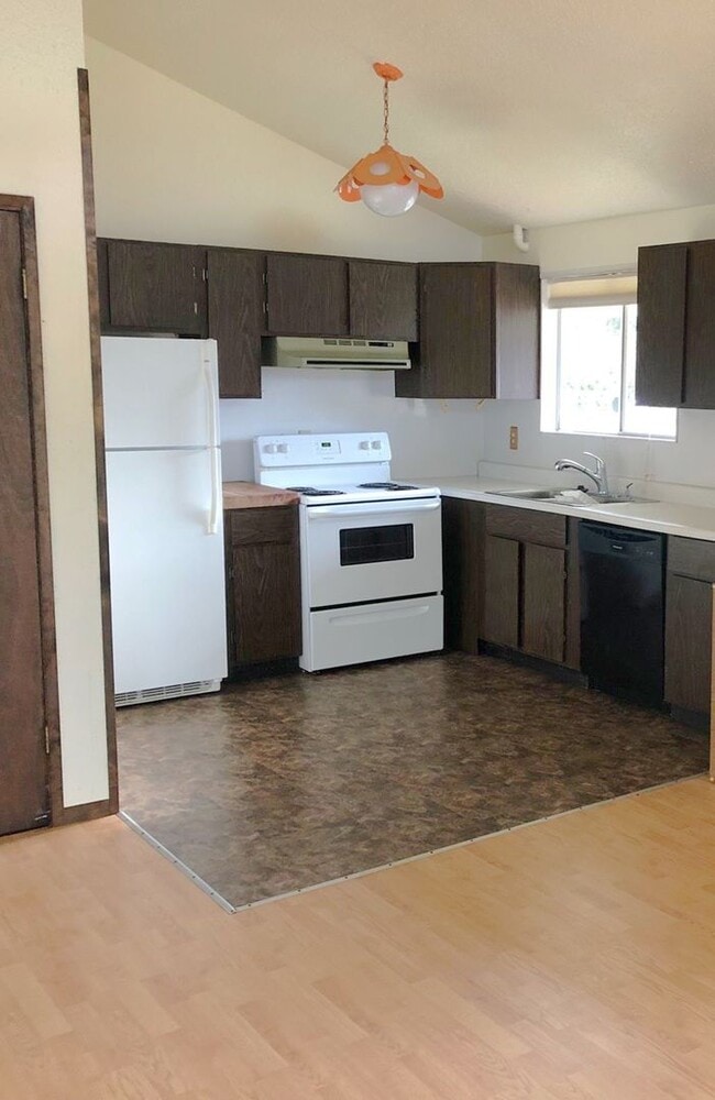 Building Photo - 2 BR 1 BA Beach Cabin