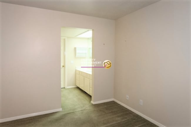 Building Photo - Spacious 4 Bedroom Murray Home