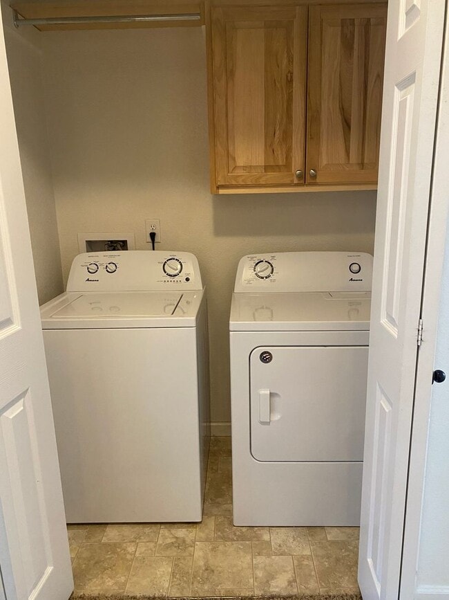 Building Photo - 2 Bedroom 1 Bath Lower Level Unit in Villa...