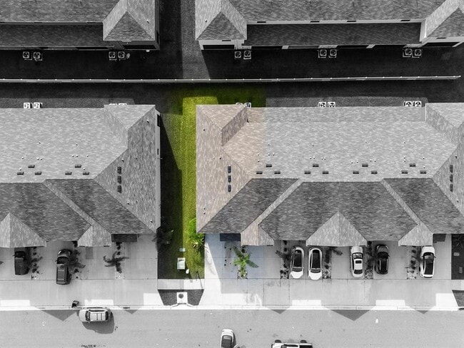 Building Photo - 2910 Boxwood Grove Row