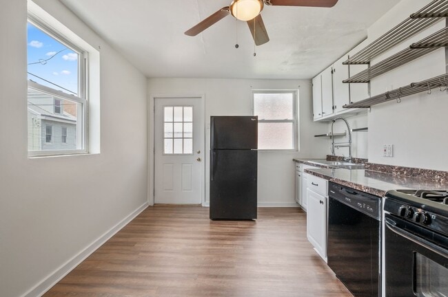 Building Photo - 2 bed 1 bath with fresh updates - great location, fenced in yard