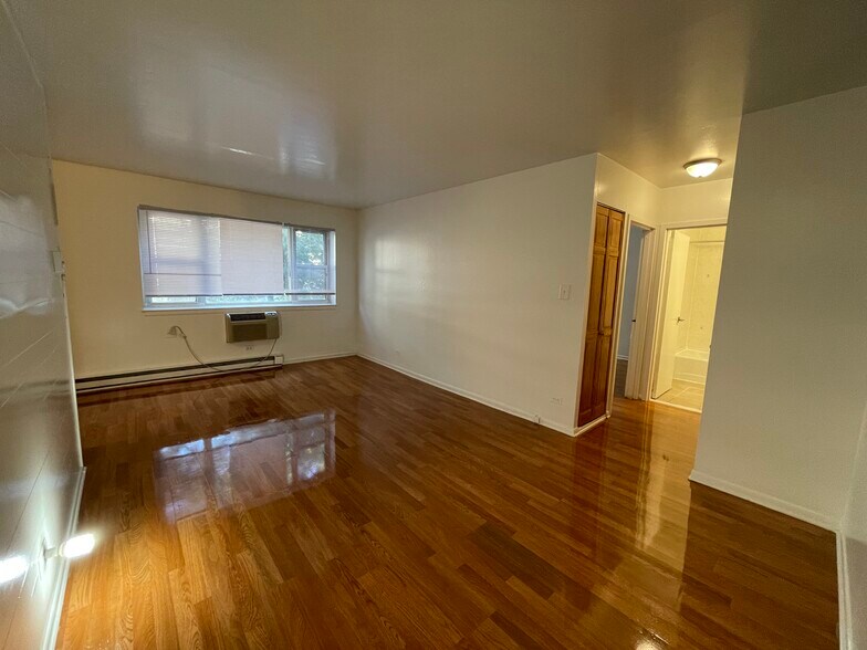 Primary Photo - 5920 N Kenmore Ave