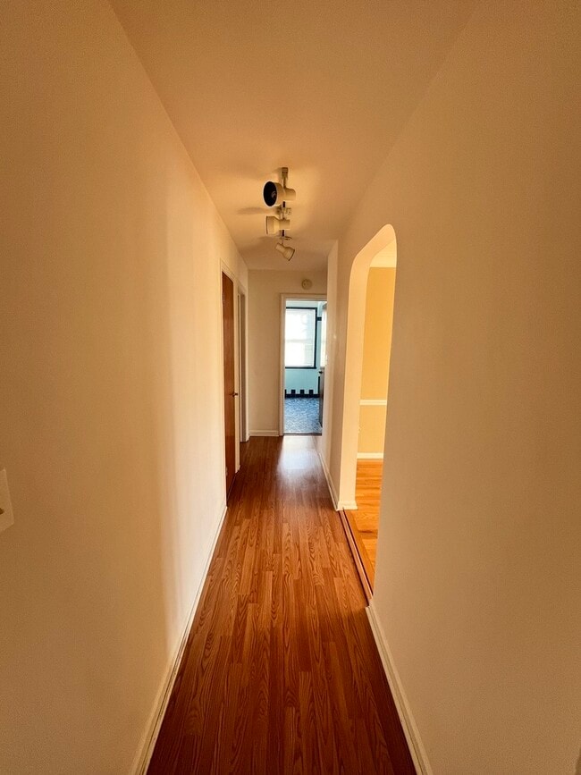 Building Photo - 2553 W North Shore Ave